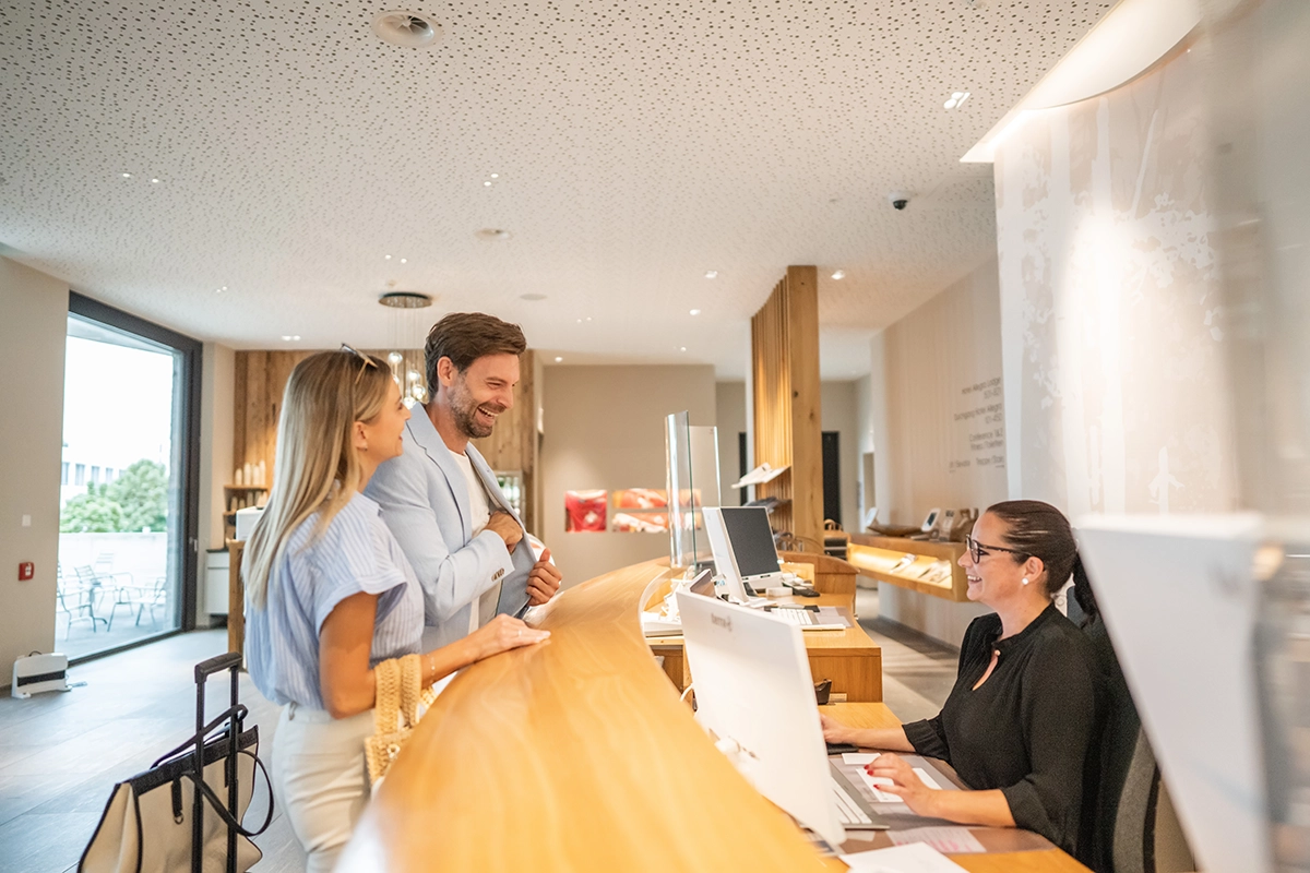 Check-in bei Receptionistin, Hotel Allegra Lodge, Zurich Airport, achesa Group