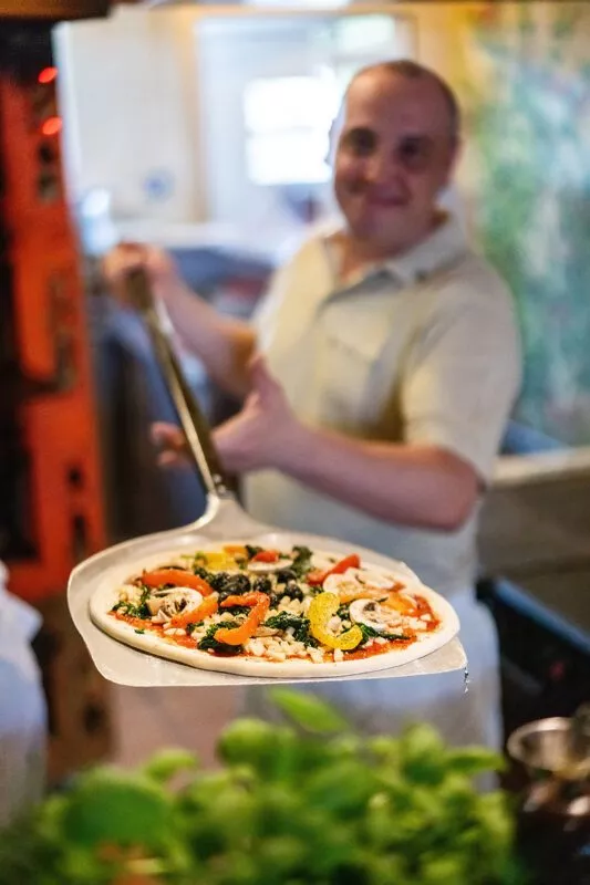 pizzaiolo-mit-pizza-vegetariana-2-pizzeria-giardino-kloten-achesa-group